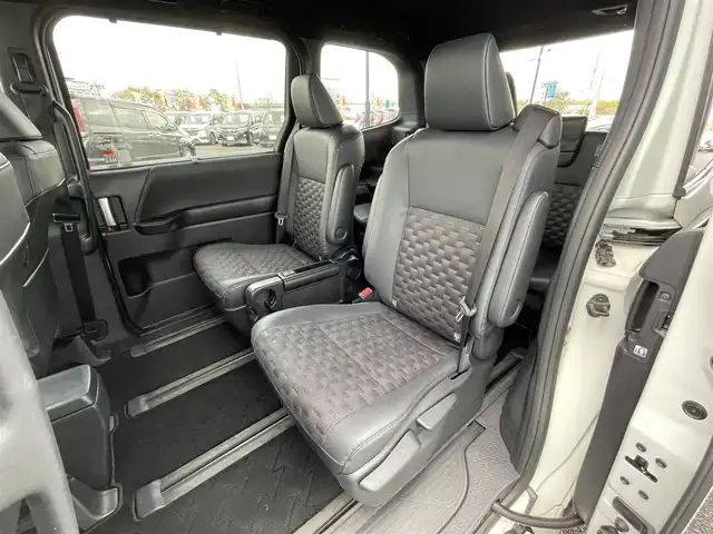 トヨタ ヴォクシー S－Z 道央・札幌 2023(令5)年 5.8万km ホワイトパールクリスタルシャイン ４WD/寒冷地仕様/純正ディスプレイオーディオ（ナビ機能付き）/AM/FM/BT/トヨタセーフティセンス/プリクラッシュセーフティ/横滑り防止装置/レーダークルーズコントロール/レーンキープアシスト/パーキングアシスト/クリアランスソナー/ブラインドスポットモニター/PDA/RCTA/RCD/PKSB/SEA/RSA/AdvancedDrive/LCA/FCTA/パノラミックビューモニター/ビルトインETC/ドライブレコーダー/ECOMODE/ワイパーデアイサー/両側パワースライドドア/パワーバックドア/前席/２列目シートヒーター/ハーフレザーシート/革巻きステアリング/ステアリングリモコン/ハンドルヒーター/電動パーキング/ブレーキホールド/MTモード付AT/プッシュスタート/スマートキー/LEDヘッドライト/オートライト/オートハイビーム/電動格納ミラー/ウィンカーミラー/フロアマット/レンタカー登録