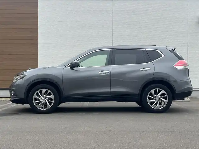 日産 エクストレイル 20Xtt エマージェンシーブレーキ 秋田県 2017(平29)年 5万km ダークメタルグレー ４WD/衝突軽減システム/LEDヘッドライト/純正SDナビ（DVD/CD/BT）/フルセグ/アラウンドビューモニター/日産純正１８インチアルミ（夏タイヤ装着）/スマートキー/アイドリングストップ/プッシュスタート/クルーズコントロール追従走なし/レーンキープアシスト/コーナーセンサー/ダウンヒルアシストコントロール/ブラインドスポットモニター/ステアリングスイッチ/前席シートヒーター/ビルトインETC/ドライブレコーダー/電動リアゲート/センターデフロック/純正フロアマット/オートライト/オートエアコン/パワーステアリング/パワーウィンドウ/横滑り防止/盗難防止装置/寒冷地仕様/電動格納ウィンカーミラー/保証書/取扱説明書/記録簿/スペアキー×１