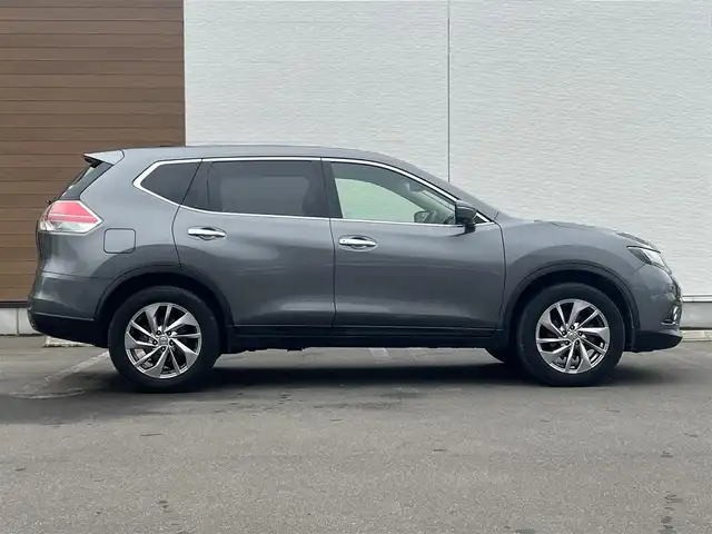 日産 エクストレイル 20Xtt エマージェンシーブレーキ 秋田県 2017(平29)年 5万km ダークメタルグレー ４WD/衝突軽減システム/LEDヘッドライト/純正SDナビ（DVD/CD/BT）/フルセグ/アラウンドビューモニター/日産純正１８インチアルミ（夏タイヤ装着）/スマートキー/アイドリングストップ/プッシュスタート/クルーズコントロール追従走なし/レーンキープアシスト/コーナーセンサー/ダウンヒルアシストコントロール/ブラインドスポットモニター/ステアリングスイッチ/前席シートヒーター/ビルトインETC/ドライブレコーダー/電動リアゲート/センターデフロック/純正フロアマット/オートライト/オートエアコン/パワーステアリング/パワーウィンドウ/横滑り防止/盗難防止装置/寒冷地仕様/電動格納ウィンカーミラー/保証書/取扱説明書/記録簿/スペアキー×１