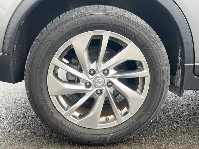 日産 エクストレイル 20Xtt エマージェンシーブレーキ 秋田県 2017(平29)年 5万km ダークメタルグレー ４WD/衝突軽減システム/LEDヘッドライト/純正SDナビ（DVD/CD/BT）/フルセグ/アラウンドビューモニター/日産純正１８インチアルミ（夏タイヤ装着）/スマートキー/アイドリングストップ/プッシュスタート/クルーズコントロール追従走なし/レーンキープアシスト/コーナーセンサー/ダウンヒルアシストコントロール/ブラインドスポットモニター/ステアリングスイッチ/前席シートヒーター/ビルトインETC/ドライブレコーダー/電動リアゲート/センターデフロック/純正フロアマット/オートライト/オートエアコン/パワーステアリング/パワーウィンドウ/横滑り防止/盗難防止装置/寒冷地仕様/電動格納ウィンカーミラー/保証書/取扱説明書/記録簿/スペアキー×１