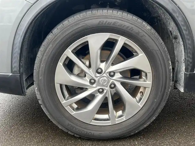 日産 エクストレイル 20Xtt エマージェンシーブレーキ 秋田県 2017(平29)年 5万km ダークメタルグレー ４WD/衝突軽減システム/LEDヘッドライト/純正SDナビ（DVD/CD/BT）/フルセグ/アラウンドビューモニター/日産純正１８インチアルミ（夏タイヤ装着）/スマートキー/アイドリングストップ/プッシュスタート/クルーズコントロール追従走なし/レーンキープアシスト/コーナーセンサー/ダウンヒルアシストコントロール/ブラインドスポットモニター/ステアリングスイッチ/前席シートヒーター/ビルトインETC/ドライブレコーダー/電動リアゲート/センターデフロック/純正フロアマット/オートライト/オートエアコン/パワーステアリング/パワーウィンドウ/横滑り防止/盗難防止装置/寒冷地仕様/電動格納ウィンカーミラー/保証書/取扱説明書/記録簿/スペアキー×１