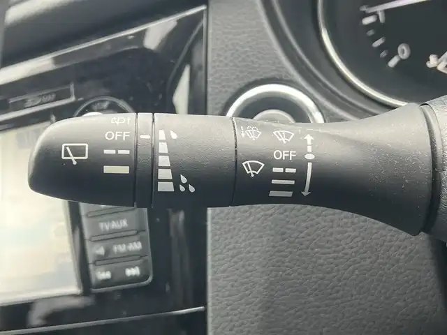 日産 エクストレイル 20Xtt エマージェンシーブレーキ 秋田県 2017(平29)年 5万km ダークメタルグレー ４WD/衝突軽減システム/LEDヘッドライト/純正SDナビ（DVD/CD/BT）/フルセグ/アラウンドビューモニター/日産純正１８インチアルミ（夏タイヤ装着）/スマートキー/アイドリングストップ/プッシュスタート/クルーズコントロール追従走なし/レーンキープアシスト/コーナーセンサー/ダウンヒルアシストコントロール/ブラインドスポットモニター/ステアリングスイッチ/前席シートヒーター/ビルトインETC/ドライブレコーダー/電動リアゲート/センターデフロック/純正フロアマット/オートライト/オートエアコン/パワーステアリング/パワーウィンドウ/横滑り防止/盗難防止装置/寒冷地仕様/電動格納ウィンカーミラー/保証書/取扱説明書/記録簿/スペアキー×１