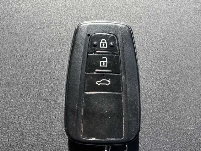 トヨタ クラウン ハイブリッド G 宮城県 2018(平30)年 6.1万km ホワイトパールクリスタルシャイン 登録時走行距離60975km/純正ナビ/AM・FM・CD・Bluetooth・ミラキャスト・USB・AUX/ETC/クルーズコントロール/デュアルエアコン/プッシュスタート/サンルーフ/シートメモリー（D席）/ドライブレコーダー/レーダー探知機（SUPERCAT A130）/AllAutoパワーウインドウ/シートヒーター（D＋N席）/エアシート（D＋N席）/クリアランスソナー/フォグランプ/純正フロアマット