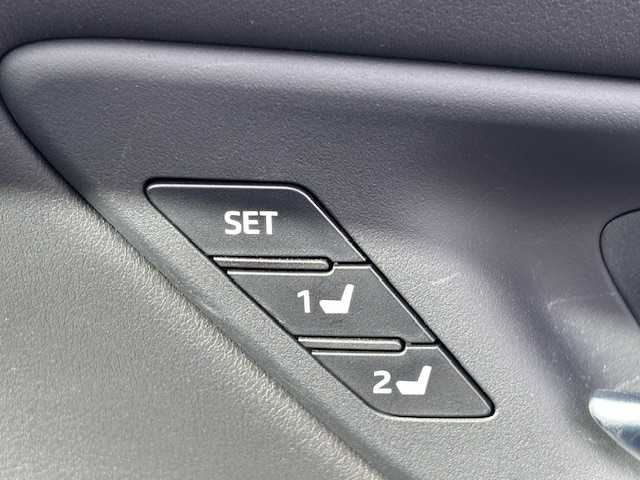 トヨタ クラウン ハイブリッド G 宮城県 2018(平30)年 6.1万km ホワイトパールクリスタルシャイン 登録時走行距離60975km/純正ナビ/AM・FM・CD・Bluetooth・ミラキャスト・USB・AUX/ETC/クルーズコントロール/デュアルエアコン/プッシュスタート/サンルーフ/シートメモリー（D席）/ドライブレコーダー/レーダー探知機（SUPERCAT A130）/AllAutoパワーウインドウ/シートヒーター（D＋N席）/エアシート（D＋N席）/クリアランスソナー/フォグランプ/純正フロアマット