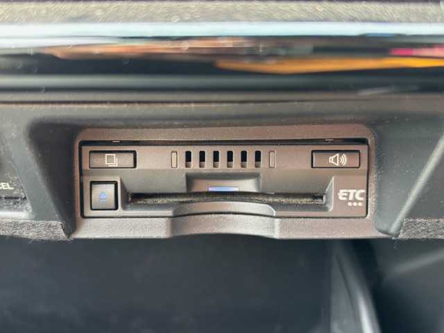 トヨタ クラウン ハイブリッド G 宮城県 2018(平30)年 6.1万km ホワイトパールクリスタルシャイン 登録時走行距離60975km/純正ナビ/AM・FM・CD・Bluetooth・ミラキャスト・USB・AUX/ETC/クルーズコントロール/デュアルエアコン/プッシュスタート/サンルーフ/シートメモリー（D席）/ドライブレコーダー/レーダー探知機（SUPERCAT A130）/AllAutoパワーウインドウ/シートヒーター（D＋N席）/エアシート（D＋N席）/クリアランスソナー/フォグランプ/純正フロアマット