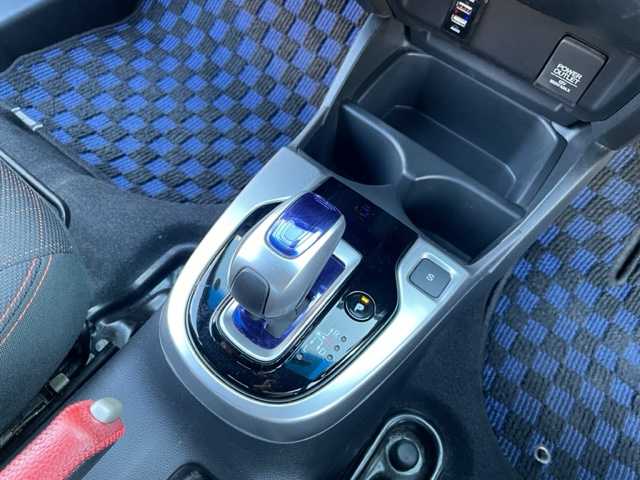 ホンダ フィット ハイブリット Sパッケージ 神奈川県 2015(平27)年 6.5万km ブリリアントスポーティブルーメタリック2トーン 社外SDナビ【NX614】		/・DTV/CD/DVD/ラジオ/SD/BT	/バックカメラ/ETC		/純正16インチAW/ルーフエンドスポイラー/クルーズコントロール/シティブレーキアクティブシステム/パドルシフト付き革巻きステアリング/D席シートリフター/スカッフイルミネーション/オートライト/純正LEDヘッドライト/フォグランプ/Egプッシュスタート/ ストップボタン		/スマートキー×2/ターンランプ付電動格納ドアミラー/純正フロアマット/取扱説明書/ナビ取扱説明書		/新車時保証書