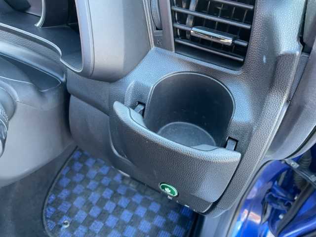 ホンダ フィット ハイブリット Sパッケージ 神奈川県 2015(平27)年 6.5万km ブリリアントスポーティブルーメタリック2トーン 社外SDナビ【NX614】		/・DTV/CD/DVD/ラジオ/SD/BT	/バックカメラ/ETC		/純正16インチAW/ルーフエンドスポイラー/クルーズコントロール/シティブレーキアクティブシステム/パドルシフト付き革巻きステアリング/D席シートリフター/スカッフイルミネーション/オートライト/純正LEDヘッドライト/フォグランプ/Egプッシュスタート/ ストップボタン		/スマートキー×2/ターンランプ付電動格納ドアミラー/純正フロアマット/取扱説明書/ナビ取扱説明書		/新車時保証書