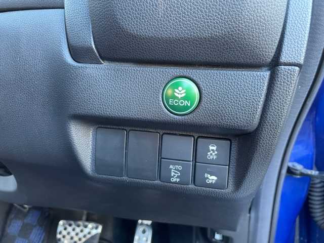 ホンダ フィット ハイブリット Sパッケージ 神奈川県 2015(平27)年 6.5万km ブリリアントスポーティブルーメタリック2トーン 社外SDナビ【NX614】		/・DTV/CD/DVD/ラジオ/SD/BT	/バックカメラ/ETC		/純正16インチAW/ルーフエンドスポイラー/クルーズコントロール/シティブレーキアクティブシステム/パドルシフト付き革巻きステアリング/D席シートリフター/スカッフイルミネーション/オートライト/純正LEDヘッドライト/フォグランプ/Egプッシュスタート/ ストップボタン		/スマートキー×2/ターンランプ付電動格納ドアミラー/純正フロアマット/取扱説明書/ナビ取扱説明書		/新車時保証書