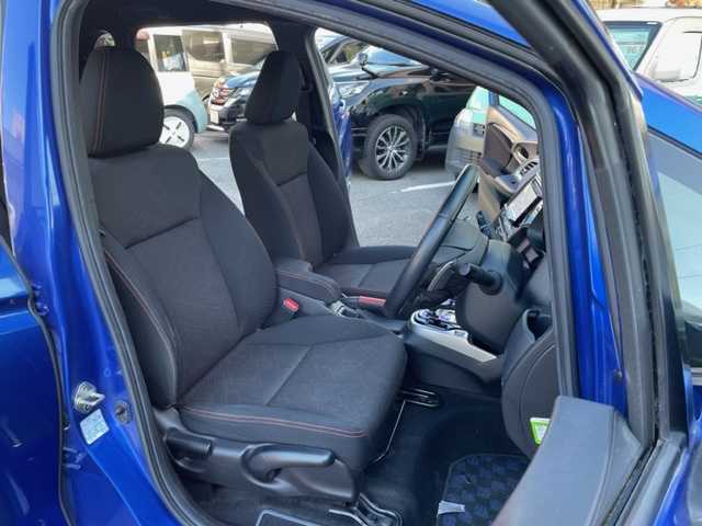 ホンダ フィット ハイブリット Sパッケージ 神奈川県 2015(平27)年 6.5万km ブリリアントスポーティブルーメタリック2トーン 社外SDナビ【NX614】		/・DTV/CD/DVD/ラジオ/SD/BT	/バックカメラ/ETC		/純正16インチAW/ルーフエンドスポイラー/クルーズコントロール/シティブレーキアクティブシステム/パドルシフト付き革巻きステアリング/D席シートリフター/スカッフイルミネーション/オートライト/純正LEDヘッドライト/フォグランプ/Egプッシュスタート/ ストップボタン		/スマートキー×2/ターンランプ付電動格納ドアミラー/純正フロアマット/取扱説明書/ナビ取扱説明書		/新車時保証書