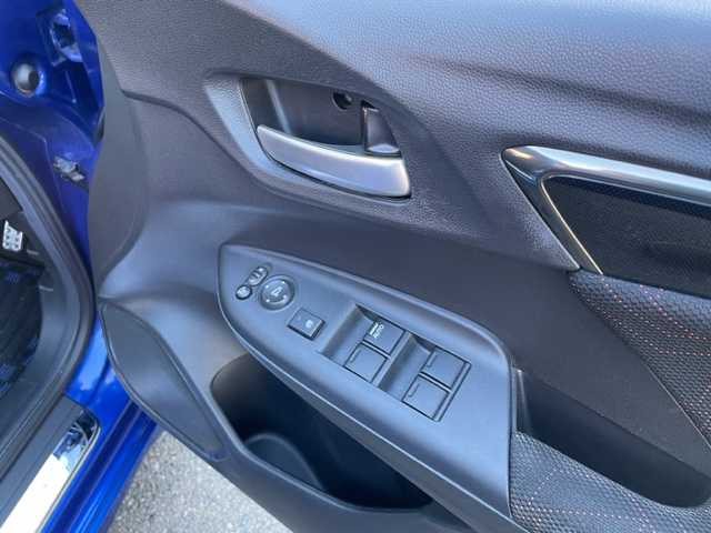 ホンダ フィット ハイブリット Sパッケージ 神奈川県 2015(平27)年 6.5万km ブリリアントスポーティブルーメタリック2トーン 社外SDナビ【NX614】		/・DTV/CD/DVD/ラジオ/SD/BT	/バックカメラ/ETC		/純正16インチAW/ルーフエンドスポイラー/クルーズコントロール/シティブレーキアクティブシステム/パドルシフト付き革巻きステアリング/D席シートリフター/スカッフイルミネーション/オートライト/純正LEDヘッドライト/フォグランプ/Egプッシュスタート/ ストップボタン		/スマートキー×2/ターンランプ付電動格納ドアミラー/純正フロアマット/取扱説明書/ナビ取扱説明書		/新車時保証書