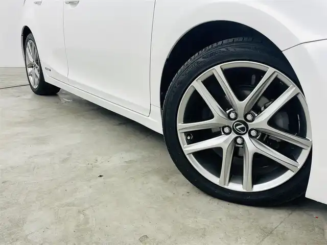 レクサス ＣＴ 200h クールツーリングスタイル 福島県 2016(平28)年 6.7万km ソニッククォーツ コーナーセンサー/・クルーズコントロール　/純正ナビゲーション/・型式：　B9109/・Bluetooth/AM・FM/TV/CD/DVD/AUX/USB/SD/・バックカメラ/・ＥＴＣ　/革巻きステアリング/・ステアリングスイッチ/・パドルシフト/前後ドライブレコーダー/ハーフレザーシート/・シートヒーター/・パワーシート/プッシュスタート/・スマートキー/・スペアキー/LEDライト/・フォグライト/・オートライト/純正フロアマット/電動格納ミラー/・オートミラー/ドアバイザー