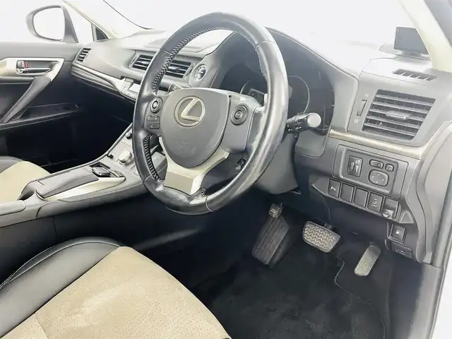 レクサス ＣＴ 200h クールツーリングスタイル 福島県 2016(平28)年 6.7万km ソニッククォーツ コーナーセンサー/・クルーズコントロール　/純正ナビゲーション/・型式：　B9109/・Bluetooth/AM・FM/TV/CD/DVD/AUX/USB/SD/・バックカメラ/・ＥＴＣ　/革巻きステアリング/・ステアリングスイッチ/・パドルシフト/前後ドライブレコーダー/ハーフレザーシート/・シートヒーター/・パワーシート/プッシュスタート/・スマートキー/・スペアキー/LEDライト/・フォグライト/・オートライト/純正フロアマット/電動格納ミラー/・オートミラー/ドアバイザー