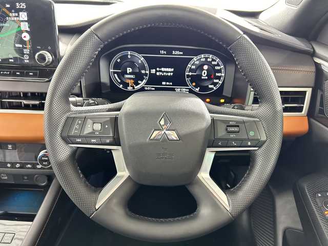 三菱 アウトランダー ＰＨＥＶ P 佐賀県 2023(令5)年 2.2万km ブラックダイヤモンド 純正９インチナビ/フルセグ/Bluetooth/全方位カメラ/サンルーフ/BOSEサウンド/マイパイロット/レーダークルーズコントロール/レーンアシスト/パーキングソナー/ETC/運転席パワーシート/運転席シートメモリー/ステアリングヒーター/運転席・助手席・2列目シートヒーター/電動リアゲート/純正フロアマット/純正20インチアルミホイール