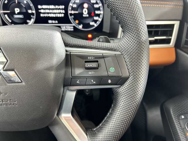 三菱 アウトランダー ＰＨＥＶ P 佐賀県 2023(令5)年 2.2万km ブラックダイヤモンド 純正９インチナビ/フルセグ/Bluetooth/全方位カメラ/サンルーフ/BOSEサウンド/マイパイロット/レーダークルーズコントロール/レーンアシスト/パーキングソナー/ETC/運転席パワーシート/運転席シートメモリー/ステアリングヒーター/運転席・助手席・2列目シートヒーター/電動リアゲート/純正フロアマット/純正20インチアルミホイール