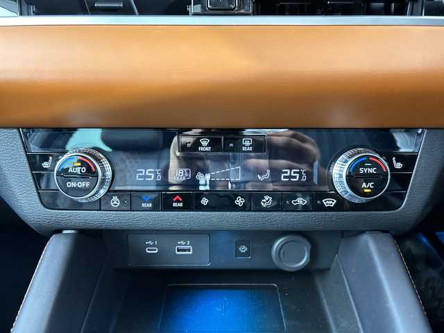 三菱 アウトランダー ＰＨＥＶ P 佐賀県 2023(令5)年 2.2万km ブラックダイヤモンド 純正９インチナビ/フルセグ/Bluetooth/全方位カメラ/サンルーフ/BOSEサウンド/マイパイロット/レーダークルーズコントロール/レーンアシスト/パーキングソナー/ETC/運転席パワーシート/運転席シートメモリー/ステアリングヒーター/運転席・助手席・2列目シートヒーター/電動リアゲート/純正フロアマット/純正20インチアルミホイール