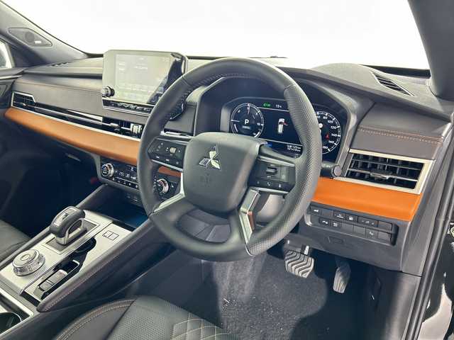 三菱 アウトランダー ＰＨＥＶ P 佐賀県 2023(令5)年 2.2万km ブラックダイヤモンド 純正９インチナビ/フルセグ/Bluetooth/全方位カメラ/サンルーフ/BOSEサウンド/マイパイロット/レーダークルーズコントロール/レーンアシスト/パーキングソナー/ETC/運転席パワーシート/運転席シートメモリー/ステアリングヒーター/運転席・助手席・2列目シートヒーター/電動リアゲート/純正フロアマット/純正20インチアルミホイール