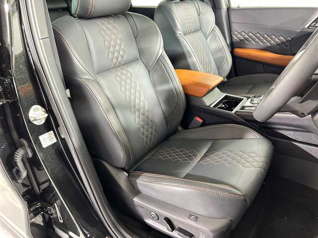 三菱 アウトランダー ＰＨＥＶ P 佐賀県 2023(令5)年 2.2万km ブラックダイヤモンド 純正９インチナビ/フルセグ/Bluetooth/全方位カメラ/サンルーフ/BOSEサウンド/マイパイロット/レーダークルーズコントロール/レーンアシスト/パーキングソナー/ETC/運転席パワーシート/運転席シートメモリー/ステアリングヒーター/運転席・助手席・2列目シートヒーター/電動リアゲート/純正フロアマット/純正20インチアルミホイール