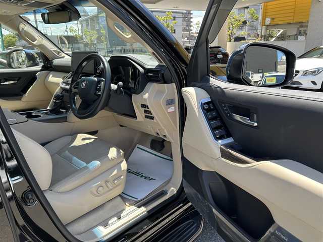 トヨタ ランドクルーザー ZX 和歌山県 2022(令4)年 4.2万km ブラック 純正ナビ/＜フルセグTV/FM/AM/CD/DVD/Bluetooth＞/サンルーフ/MODELLISTAエアロ/　・フロントスポイラー/　・フェンダーガーニッシュ/　・リヤスタイリングキット/　・リヤスポイラー/　・リヤバンパーステップガード/リアエンターテイメントシステム/JBL/全方位カメラ/ベージュ革シート/シルバールーフレール/クールボックス/シートヒーター・エアシート/電動リアゲート/ブラインドスポットモニター/レーダークルーズ/電動デフロック/スペアタイヤ