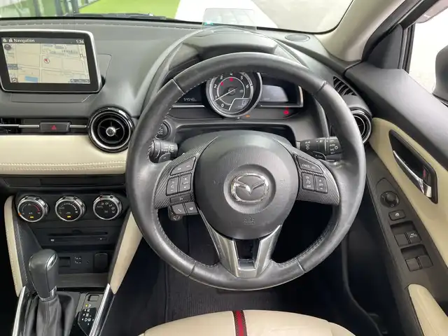マツダ デミオ XD ツーリング Lパッケージ 愛知県 2015(平27)年 5.5万km スノーフレイクホワイトパールマイカ ・純正７インチナビ/＜フルセグTV＞ /・バックカメラ/・クルーズコントロール/・パドルシフト/・ETC/・HUD/・BSM/・i-stop/・横滑り防止装置/・衝突被害軽減システム/・ABS/・ステアリングスイッチ/・スマートキー/・プッシュスタート/・ハーフレザーシート/・SRSエアバッグ（運転席/助手席/サイド）/・LEDヘッドランプ