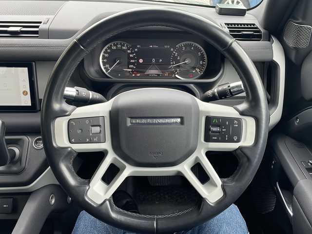 ランドローバー ランドローバー ディフェンダー 110 大阪府 2020(令2)年 4.2万km 黒 ワンオーナー/Santorini Black Metallic 1AG/純正メモリナビ/・FM/AM/Bluetooth/ETC/ドライブレコーダー/バックカメラ/全周囲カメラ/レーンキープアシスト/クルーズコントロール/盗難防止装置/革巻きステアリング/ステアリングリモコン/ハンドルヒーター/黒色レザーシート/コーナーセンサー/LEDヘッドライト/オートライト/オートエアコン/スマートキー×2/プッシュスタート/12V電源/USBジャック/純正19インチアルミホイール/純正フロアマット/取扱説明書/保証書
