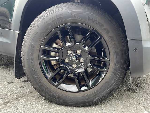 ランドローバー ランドローバー ディフェンダー 110 大阪府 2020(令2)年 4.2万km 黒 ワンオーナー/Santorini Black Metallic 1AG/純正メモリナビ/・FM/AM/Bluetooth/ETC/ドライブレコーダー/バックカメラ/全周囲カメラ/レーンキープアシスト/クルーズコントロール/盗難防止装置/革巻きステアリング/ステアリングリモコン/ハンドルヒーター/黒色レザーシート/コーナーセンサー/LEDヘッドライト/オートライト/オートエアコン/スマートキー×2/プッシュスタート/12V電源/USBジャック/純正19インチアルミホイール/純正フロアマット/取扱説明書/保証書
