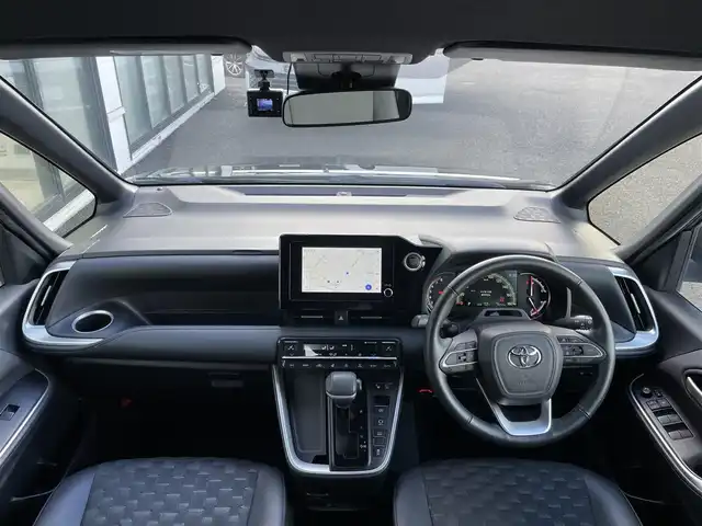 トヨタ ヴォクシー S－Z 道央・札幌 2023(令5)年 5.6万km アティチュードブラックマイカ ４WD/寒冷地仕様/純正ディスプレイオーディオ（ナビ機能付き）/AM/FM/BT/トヨタセーフティセンス/プリクラッシュセーフティ/横滑り防止装置/レーダークルーズコントロール/レーンキープアシスト/パーキングアシスト/クリアランスソナー/ブラインドスポットモニター/PDA/RCTA/RCD/PKSB/SEA/RSA/AdvancedDrive/LCA/FCTA/パノラミックビューモニター/ビルトインETC/ドライブレコーダー/ECOMODE/ワイパーデアイサー/両側パワースライドドア/パワーバックドア/前席/２列目シートヒーター/ハーフレザーシート/革巻きステアリング/ステアリングリモコン/ハンドルヒーター/電動パーキング/ブレーキホールド/MTモード付AT/プッシュスタート/スマートキー/LEDヘッドライト/オートライト/オートハイビーム/電動格納ミラー/ウィンカーミラー/フロアマット/レンタカー登録