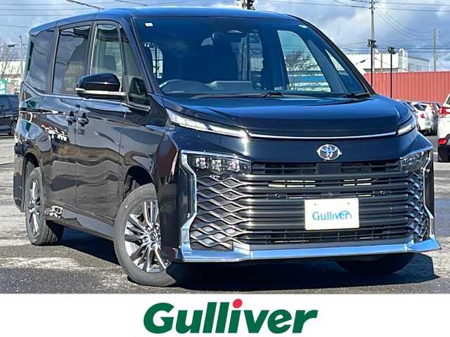 トヨタ ヴォクシー S－Z 道央・札幌 2023(令5)年 5.6万km アティチュードブラックマイカ ４WD/寒冷地仕様/純正ディスプレイオーディオ（ナビ機能付き）/AM/FM/BT/トヨタセーフティセンス/プリクラッシュセーフティ/横滑り防止装置/レーダークルーズコントロール/レーンキープアシスト/パーキングアシスト/クリアランスソナー/ブラインドスポットモニター/PDA/RCTA/RCD/PKSB/SEA/RSA/AdvancedDrive/LCA/FCTA/パノラミックビューモニター/ビルトインETC/ドライブレコーダー/ECOMODE/ワイパーデアイサー/両側パワースライドドア/パワーバックドア/前席/２列目シートヒーター/ハーフレザーシート/革巻きステアリング/ステアリングリモコン/ハンドルヒーター/電動パーキング/ブレーキホールド/MTモード付AT/プッシュスタート/スマートキー/LEDヘッドライト/オートライト/オートハイビーム/電動格納ミラー/ウィンカーミラー/フロアマット/レンタカー登録