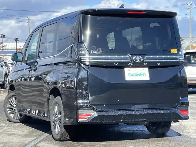 トヨタ ヴォクシー S－Z 道央・札幌 2023(令5)年 5.6万km アティチュードブラックマイカ ４WD/寒冷地仕様/純正ディスプレイオーディオ（ナビ機能付き）/AM/FM/BT/トヨタセーフティセンス/プリクラッシュセーフティ/横滑り防止装置/レーダークルーズコントロール/レーンキープアシスト/パーキングアシスト/クリアランスソナー/ブラインドスポットモニター/PDA/RCTA/RCD/PKSB/SEA/RSA/AdvancedDrive/LCA/FCTA/パノラミックビューモニター/ビルトインETC/ドライブレコーダー/ECOMODE/ワイパーデアイサー/両側パワースライドドア/パワーバックドア/前席/２列目シートヒーター/ハーフレザーシート/革巻きステアリング/ステアリングリモコン/ハンドルヒーター/電動パーキング/ブレーキホールド/MTモード付AT/プッシュスタート/スマートキー/LEDヘッドライト/オートライト/オートハイビーム/電動格納ミラー/ウィンカーミラー/フロアマット/レンタカー登録