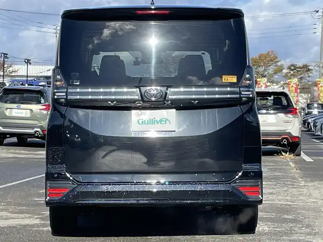 トヨタ ヴォクシー S－Z 道央・札幌 2023(令5)年 5.6万km アティチュードブラックマイカ ４WD/寒冷地仕様/純正ディスプレイオーディオ（ナビ機能付き）/AM/FM/BT/トヨタセーフティセンス/プリクラッシュセーフティ/横滑り防止装置/レーダークルーズコントロール/レーンキープアシスト/パーキングアシスト/クリアランスソナー/ブラインドスポットモニター/PDA/RCTA/RCD/PKSB/SEA/RSA/AdvancedDrive/LCA/FCTA/パノラミックビューモニター/ビルトインETC/ドライブレコーダー/ECOMODE/ワイパーデアイサー/両側パワースライドドア/パワーバックドア/前席/２列目シートヒーター/ハーフレザーシート/革巻きステアリング/ステアリングリモコン/ハンドルヒーター/電動パーキング/ブレーキホールド/MTモード付AT/プッシュスタート/スマートキー/LEDヘッドライト/オートライト/オートハイビーム/電動格納ミラー/ウィンカーミラー/フロアマット/レンタカー登録