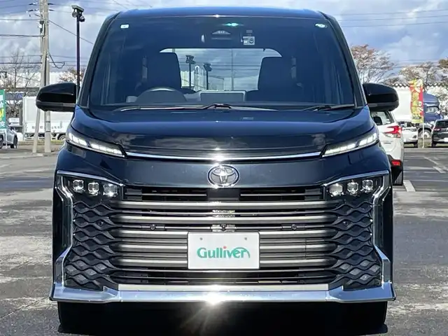 トヨタ ヴォクシー S－Z 道央・札幌 2023(令5)年 5.6万km アティチュードブラックマイカ ４WD/寒冷地仕様/純正ディスプレイオーディオ（ナビ機能付き）/AM/FM/BT/トヨタセーフティセンス/プリクラッシュセーフティ/横滑り防止装置/レーダークルーズコントロール/レーンキープアシスト/パーキングアシスト/クリアランスソナー/ブラインドスポットモニター/PDA/RCTA/RCD/PKSB/SEA/RSA/AdvancedDrive/LCA/FCTA/パノラミックビューモニター/ビルトインETC/ドライブレコーダー/ECOMODE/ワイパーデアイサー/両側パワースライドドア/パワーバックドア/前席/２列目シートヒーター/ハーフレザーシート/革巻きステアリング/ステアリングリモコン/ハンドルヒーター/電動パーキング/ブレーキホールド/MTモード付AT/プッシュスタート/スマートキー/LEDヘッドライト/オートライト/オートハイビーム/電動格納ミラー/ウィンカーミラー/フロアマット/レンタカー登録
