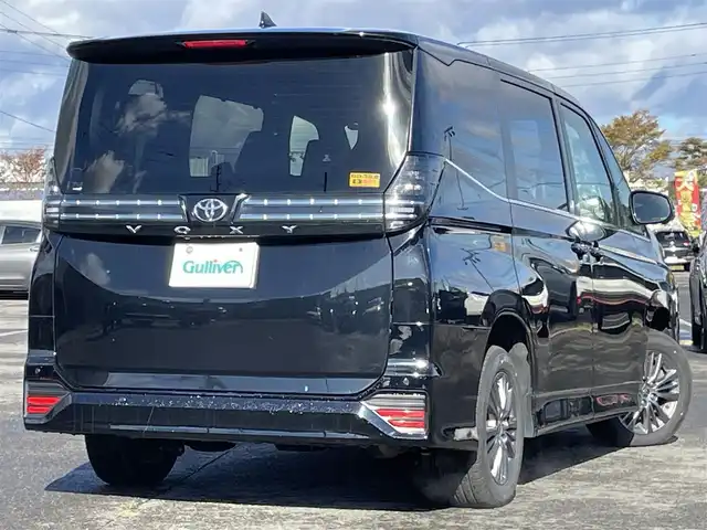 トヨタ ヴォクシー S－Z 道央・札幌 2023(令5)年 5.6万km アティチュードブラックマイカ ４WD/寒冷地仕様/純正ディスプレイオーディオ（ナビ機能付き）/AM/FM/BT/トヨタセーフティセンス/プリクラッシュセーフティ/横滑り防止装置/レーダークルーズコントロール/レーンキープアシスト/パーキングアシスト/クリアランスソナー/ブラインドスポットモニター/PDA/RCTA/RCD/PKSB/SEA/RSA/AdvancedDrive/LCA/FCTA/パノラミックビューモニター/ビルトインETC/ドライブレコーダー/ECOMODE/ワイパーデアイサー/両側パワースライドドア/パワーバックドア/前席/２列目シートヒーター/ハーフレザーシート/革巻きステアリング/ステアリングリモコン/ハンドルヒーター/電動パーキング/ブレーキホールド/MTモード付AT/プッシュスタート/スマートキー/LEDヘッドライト/オートライト/オートハイビーム/電動格納ミラー/ウィンカーミラー/フロアマット/レンタカー登録