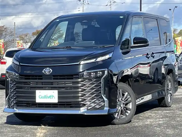 トヨタ ヴォクシー S－Z 道央・札幌 2023(令5)年 5.6万km アティチュードブラックマイカ ４WD/寒冷地仕様/純正ディスプレイオーディオ（ナビ機能付き）/AM/FM/BT/トヨタセーフティセンス/プリクラッシュセーフティ/横滑り防止装置/レーダークルーズコントロール/レーンキープアシスト/パーキングアシスト/クリアランスソナー/ブラインドスポットモニター/PDA/RCTA/RCD/PKSB/SEA/RSA/AdvancedDrive/LCA/FCTA/パノラミックビューモニター/ビルトインETC/ドライブレコーダー/ECOMODE/ワイパーデアイサー/両側パワースライドドア/パワーバックドア/前席/２列目シートヒーター/ハーフレザーシート/革巻きステアリング/ステアリングリモコン/ハンドルヒーター/電動パーキング/ブレーキホールド/MTモード付AT/プッシュスタート/スマートキー/LEDヘッドライト/オートライト/オートハイビーム/電動格納ミラー/ウィンカーミラー/フロアマット/レンタカー登録