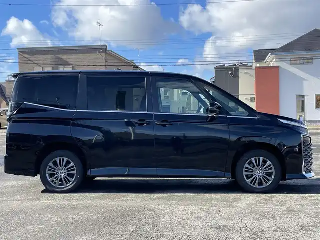 トヨタ ヴォクシー S－Z 道央・札幌 2023(令5)年 5.6万km アティチュードブラックマイカ ４WD/寒冷地仕様/純正ディスプレイオーディオ（ナビ機能付き）/AM/FM/BT/トヨタセーフティセンス/プリクラッシュセーフティ/横滑り防止装置/レーダークルーズコントロール/レーンキープアシスト/パーキングアシスト/クリアランスソナー/ブラインドスポットモニター/PDA/RCTA/RCD/PKSB/SEA/RSA/AdvancedDrive/LCA/FCTA/パノラミックビューモニター/ビルトインETC/ドライブレコーダー/ECOMODE/ワイパーデアイサー/両側パワースライドドア/パワーバックドア/前席/２列目シートヒーター/ハーフレザーシート/革巻きステアリング/ステアリングリモコン/ハンドルヒーター/電動パーキング/ブレーキホールド/MTモード付AT/プッシュスタート/スマートキー/LEDヘッドライト/オートライト/オートハイビーム/電動格納ミラー/ウィンカーミラー/フロアマット/レンタカー登録