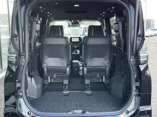 トヨタ ヴォクシー S－Z 道央・札幌 2023(令5)年 5.6万km アティチュードブラックマイカ ４WD/寒冷地仕様/純正ディスプレイオーディオ（ナビ機能付き）/AM/FM/BT/トヨタセーフティセンス/プリクラッシュセーフティ/横滑り防止装置/レーダークルーズコントロール/レーンキープアシスト/パーキングアシスト/クリアランスソナー/ブラインドスポットモニター/PDA/RCTA/RCD/PKSB/SEA/RSA/AdvancedDrive/LCA/FCTA/パノラミックビューモニター/ビルトインETC/ドライブレコーダー/ECOMODE/ワイパーデアイサー/両側パワースライドドア/パワーバックドア/前席/２列目シートヒーター/ハーフレザーシート/革巻きステアリング/ステアリングリモコン/ハンドルヒーター/電動パーキング/ブレーキホールド/MTモード付AT/プッシュスタート/スマートキー/LEDヘッドライト/オートライト/オートハイビーム/電動格納ミラー/ウィンカーミラー/フロアマット/レンタカー登録