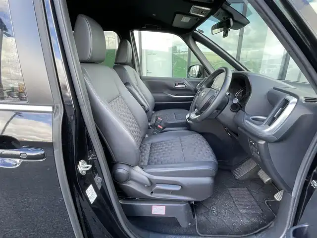 トヨタ ヴォクシー S－Z 道央・札幌 2023(令5)年 5.6万km アティチュードブラックマイカ ４WD/寒冷地仕様/純正ディスプレイオーディオ（ナビ機能付き）/AM/FM/BT/トヨタセーフティセンス/プリクラッシュセーフティ/横滑り防止装置/レーダークルーズコントロール/レーンキープアシスト/パーキングアシスト/クリアランスソナー/ブラインドスポットモニター/PDA/RCTA/RCD/PKSB/SEA/RSA/AdvancedDrive/LCA/FCTA/パノラミックビューモニター/ビルトインETC/ドライブレコーダー/ECOMODE/ワイパーデアイサー/両側パワースライドドア/パワーバックドア/前席/２列目シートヒーター/ハーフレザーシート/革巻きステアリング/ステアリングリモコン/ハンドルヒーター/電動パーキング/ブレーキホールド/MTモード付AT/プッシュスタート/スマートキー/LEDヘッドライト/オートライト/オートハイビーム/電動格納ミラー/ウィンカーミラー/フロアマット/レンタカー登録