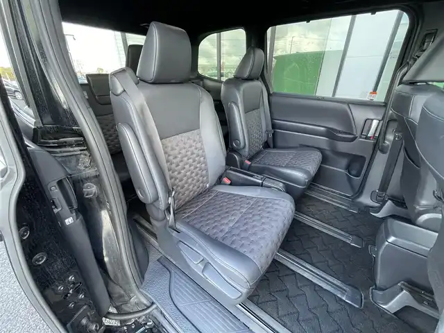 トヨタ ヴォクシー S－Z 道央・札幌 2023(令5)年 5.6万km アティチュードブラックマイカ ４WD/寒冷地仕様/純正ディスプレイオーディオ（ナビ機能付き）/AM/FM/BT/トヨタセーフティセンス/プリクラッシュセーフティ/横滑り防止装置/レーダークルーズコントロール/レーンキープアシスト/パーキングアシスト/クリアランスソナー/ブラインドスポットモニター/PDA/RCTA/RCD/PKSB/SEA/RSA/AdvancedDrive/LCA/FCTA/パノラミックビューモニター/ビルトインETC/ドライブレコーダー/ECOMODE/ワイパーデアイサー/両側パワースライドドア/パワーバックドア/前席/２列目シートヒーター/ハーフレザーシート/革巻きステアリング/ステアリングリモコン/ハンドルヒーター/電動パーキング/ブレーキホールド/MTモード付AT/プッシュスタート/スマートキー/LEDヘッドライト/オートライト/オートハイビーム/電動格納ミラー/ウィンカーミラー/フロアマット/レンタカー登録