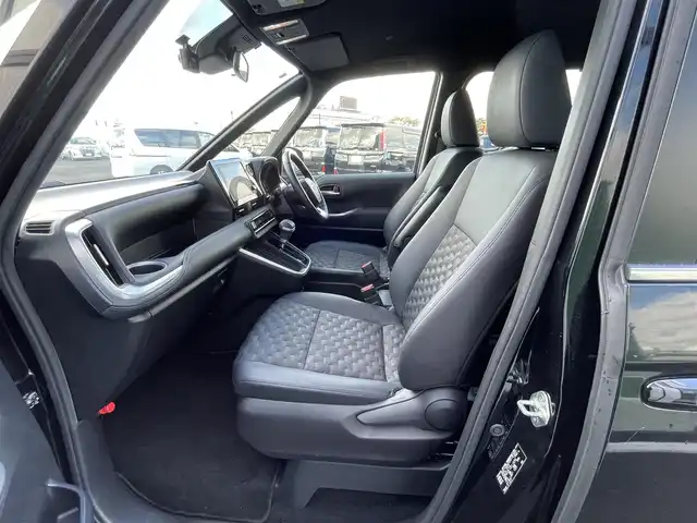 トヨタ ヴォクシー S－Z 道央・札幌 2023(令5)年 5.6万km アティチュードブラックマイカ ４WD/寒冷地仕様/純正ディスプレイオーディオ（ナビ機能付き）/AM/FM/BT/トヨタセーフティセンス/プリクラッシュセーフティ/横滑り防止装置/レーダークルーズコントロール/レーンキープアシスト/パーキングアシスト/クリアランスソナー/ブラインドスポットモニター/PDA/RCTA/RCD/PKSB/SEA/RSA/AdvancedDrive/LCA/FCTA/パノラミックビューモニター/ビルトインETC/ドライブレコーダー/ECOMODE/ワイパーデアイサー/両側パワースライドドア/パワーバックドア/前席/２列目シートヒーター/ハーフレザーシート/革巻きステアリング/ステアリングリモコン/ハンドルヒーター/電動パーキング/ブレーキホールド/MTモード付AT/プッシュスタート/スマートキー/LEDヘッドライト/オートライト/オートハイビーム/電動格納ミラー/ウィンカーミラー/フロアマット/レンタカー登録