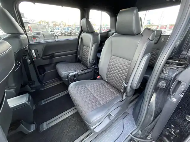 トヨタ ヴォクシー S－Z 道央・札幌 2023(令5)年 5.6万km アティチュードブラックマイカ ４WD/寒冷地仕様/純正ディスプレイオーディオ（ナビ機能付き）/AM/FM/BT/トヨタセーフティセンス/プリクラッシュセーフティ/横滑り防止装置/レーダークルーズコントロール/レーンキープアシスト/パーキングアシスト/クリアランスソナー/ブラインドスポットモニター/PDA/RCTA/RCD/PKSB/SEA/RSA/AdvancedDrive/LCA/FCTA/パノラミックビューモニター/ビルトインETC/ドライブレコーダー/ECOMODE/ワイパーデアイサー/両側パワースライドドア/パワーバックドア/前席/２列目シートヒーター/ハーフレザーシート/革巻きステアリング/ステアリングリモコン/ハンドルヒーター/電動パーキング/ブレーキホールド/MTモード付AT/プッシュスタート/スマートキー/LEDヘッドライト/オートライト/オートハイビーム/電動格納ミラー/ウィンカーミラー/フロアマット/レンタカー登録