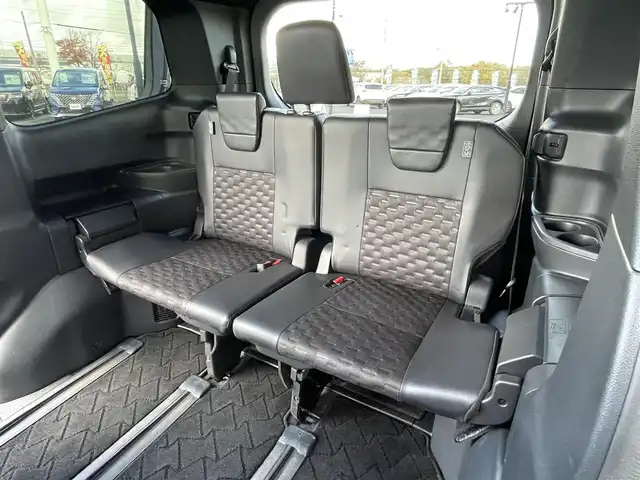 トヨタ ヴォクシー S－Z 道央・札幌 2023(令5)年 5.6万km アティチュードブラックマイカ ４WD/寒冷地仕様/純正ディスプレイオーディオ（ナビ機能付き）/AM/FM/BT/トヨタセーフティセンス/プリクラッシュセーフティ/横滑り防止装置/レーダークルーズコントロール/レーンキープアシスト/パーキングアシスト/クリアランスソナー/ブラインドスポットモニター/PDA/RCTA/RCD/PKSB/SEA/RSA/AdvancedDrive/LCA/FCTA/パノラミックビューモニター/ビルトインETC/ドライブレコーダー/ECOMODE/ワイパーデアイサー/両側パワースライドドア/パワーバックドア/前席/２列目シートヒーター/ハーフレザーシート/革巻きステアリング/ステアリングリモコン/ハンドルヒーター/電動パーキング/ブレーキホールド/MTモード付AT/プッシュスタート/スマートキー/LEDヘッドライト/オートライト/オートハイビーム/電動格納ミラー/ウィンカーミラー/フロアマット/レンタカー登録