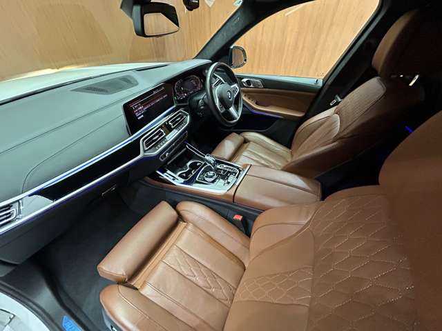 ＢＭＷ Ｘ７ xDrive35d Mスポーツ 千葉県 2020(令2)年 5.7万km ミネラルホワイト サンルーフ　/２列目コンフォートシート　/リアエンターテイメント　/ｈａｒｍａｎｋａｒｄｏｎ　/ＯＰ２２インチＡＷ　/茶革シート　/シートヒーター　/ベンチレーション　/電動リアゲート　/パーキングアシストプラス