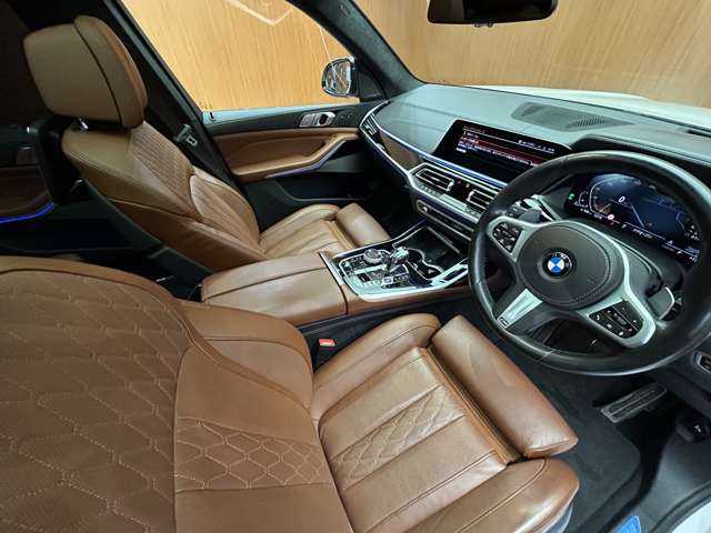 ＢＭＷ Ｘ７ xDrive35d Mスポーツ 千葉県 2020(令2)年 5.7万km ミネラルホワイト サンルーフ　/２列目コンフォートシート　/リアエンターテイメント　/ｈａｒｍａｎｋａｒｄｏｎ　/ＯＰ２２インチＡＷ　/茶革シート　/シートヒーター　/ベンチレーション　/電動リアゲート　/パーキングアシストプラス