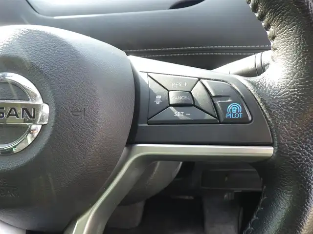 日産 セレナ ハイウェイスター 千葉県 2017(平29)年 6.4万km ブリリアントホワイトパール エマージェンシーブレーキ/プロパイロット/インテリジェントクルーズコントロール/ハンズフリー両側パワースライドドア/純正SDナビ/地デジTV/【BD/DVD/CD再生機能　Bluetooth接続】/アラウンドビューモニター/フリップダウンモニター/ドライブレコーダー/革巻きステアリング/ステアリングスイッチ/ETC/LEDヘッドライト/フォグライト/ウインカーミラー/コーナーセンサー/純正16インチアルミホイル/サイド/カーテンエアバッグ/インテリジェントキー