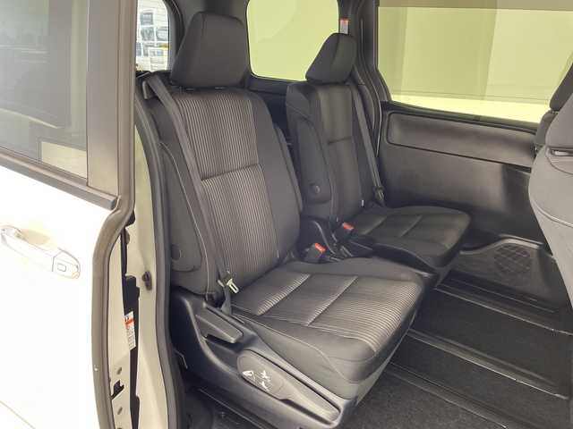 トヨタ ヴォクシー ZS 煌Ⅱ 愛知県 2020(令2)年 5.8万km ホワイトパールクリスタルシャイン トヨタセーフティセンス/ALPINE11型ナビ/両側パワースライドドア/クルーズコントロール/バックカメラ/コーナーセンサー/純正アルミホイール/LEDヘッドライト/リアオートエアコン/オートライト/ドライブレコーダー/ETC/衝突軽減システム/フルセグ/CD DVD/Bluetooth/ステアリングスイッチ/スマートキー/プッシュスタート