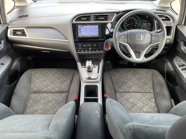 ホンダ シャトル ハイブリッド ホンダセンシング 青森県 2018(平30)年 11.3万km プラチナホワイトパール 4WD/社外SDナビ・フルセグTV/CD・DVD・Bluetooth・USB・SD/バックカメラ/ホンダセンシング/衝突軽減ブレーキ/追従クルーズコントロール/レーンキープアシスト/前方ドライブレコーダー/ワイパーデアイサー/ビルトインETC/プッシュスタート/スマートキー/LEDフォグランプ