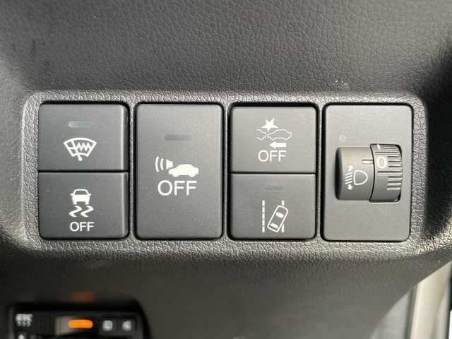 ホンダ シャトル ハイブリッド ホンダセンシング 青森県 2018(平30)年 11.3万km プラチナホワイトパール 4WD/社外SDナビ・フルセグTV/CD・DVD・Bluetooth・USB・SD/バックカメラ/ホンダセンシング/衝突軽減ブレーキ/追従クルーズコントロール/レーンキープアシスト/前方ドライブレコーダー/ワイパーデアイサー/ビルトインETC/プッシュスタート/スマートキー/LEDフォグランプ