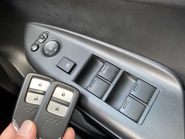 ホンダ シャトル ハイブリッド ホンダセンシング 青森県 2018(平30)年 11.3万km プラチナホワイトパール 4WD/社外SDナビ・フルセグTV/CD・DVD・Bluetooth・USB・SD/バックカメラ/ホンダセンシング/衝突軽減ブレーキ/追従クルーズコントロール/レーンキープアシスト/前方ドライブレコーダー/ワイパーデアイサー/ビルトインETC/プッシュスタート/スマートキー/LEDフォグランプ