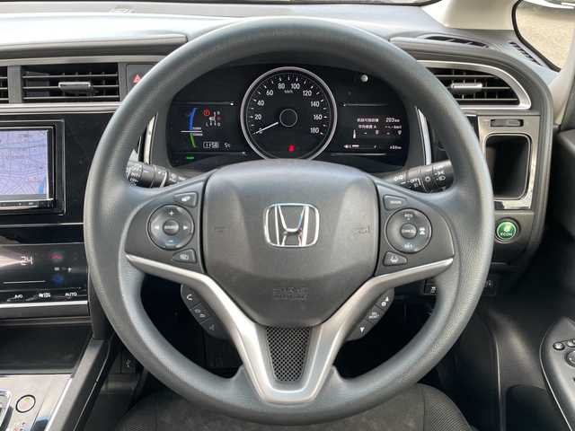 ホンダ シャトル ハイブリッド ホンダセンシング 青森県 2018(平30)年 11.3万km プラチナホワイトパール 4WD/社外SDナビ・フルセグTV/CD・DVD・Bluetooth・USB・SD/バックカメラ/ホンダセンシング/衝突軽減ブレーキ/追従クルーズコントロール/レーンキープアシスト/前方ドライブレコーダー/ワイパーデアイサー/ビルトインETC/プッシュスタート/スマートキー/LEDフォグランプ