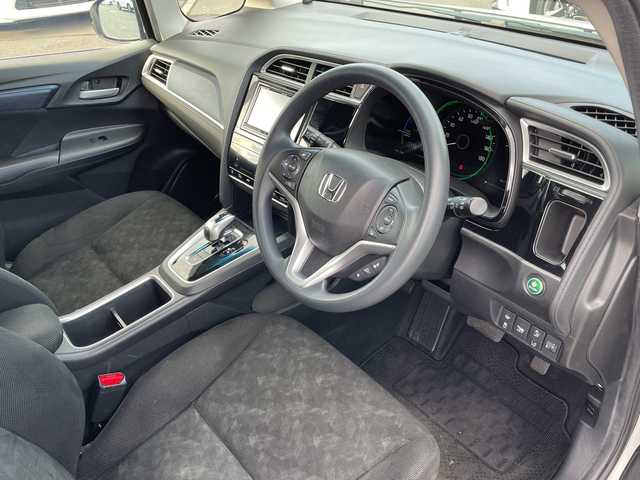 ホンダ シャトル ハイブリッド ホンダセンシング 青森県 2018(平30)年 11.3万km プラチナホワイトパール 4WD/社外SDナビ・フルセグTV/CD・DVD・Bluetooth・USB・SD/バックカメラ/ホンダセンシング/衝突軽減ブレーキ/追従クルーズコントロール/レーンキープアシスト/前方ドライブレコーダー/ワイパーデアイサー/ビルトインETC/プッシュスタート/スマートキー/LEDフォグランプ