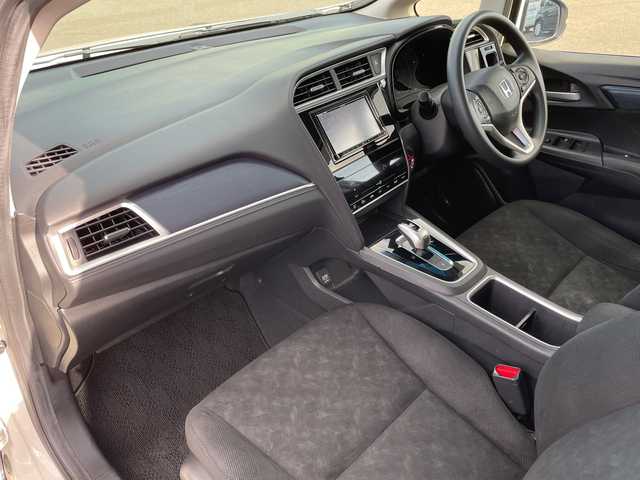 ホンダ シャトル ハイブリッド ホンダセンシング 青森県 2018(平30)年 11.3万km プラチナホワイトパール 4WD/社外SDナビ・フルセグTV/CD・DVD・Bluetooth・USB・SD/バックカメラ/ホンダセンシング/衝突軽減ブレーキ/追従クルーズコントロール/レーンキープアシスト/前方ドライブレコーダー/ワイパーデアイサー/ビルトインETC/プッシュスタート/スマートキー/LEDフォグランプ