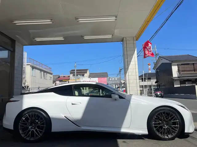 レクサス ＬＣ 500 Lパッケージ 愛知県 2017(平29)年 5.9万km ホワイトノーヴァガラスフレーク /当店買取/法人車両//マークレビンソン//純正ナビ/フルセグTV/CD/DVD/ブルートゥース/USB//バックカメラ/クリアランスソナー//レクサスセーフティシステム＋//PCS/LKA/BSM/RCTA/レーダークルーズコントロール//HUD//白革シート/オレンジ×紺色内装/アルカンターラルーフ//ガラスルーフ//純正21AW/F245/40/R21/R275/35/21//パドルシフト/ビルトインETC2.0//TVキャンセラー//保証書/スペアキー//ディーラー記録簿H30/R346年